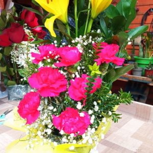 Arreglo con claveles y lilium