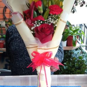 Bouquet de lilium, claveles y rosas